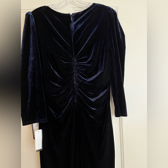 New R&M Richards blue long velvet V neck ruched poly/spandex dress. Size 14 - Picture 5 of 16